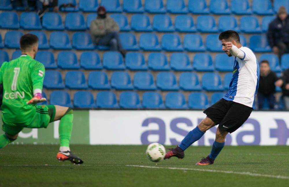 La primera parte acabó sin goles de milagro ya que el Mestalla dispuso de tres ocasiones claras y el Hércules de dos.