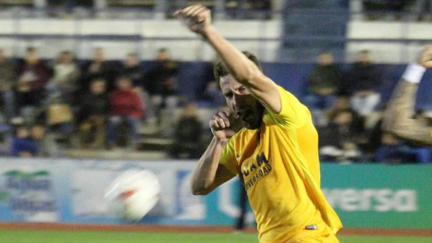 El centrocampista Jony Ñíguez, ayer, celebrano uno de los tantos conseguidos en Marbella.