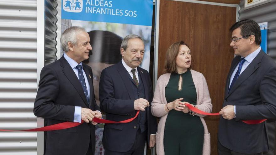 Pedro Puig, Wenceslao López, María José González y Pedro Sanjurjo inauguran el Centro de Día de Aldeas Infantiles SOS en Oviedo.