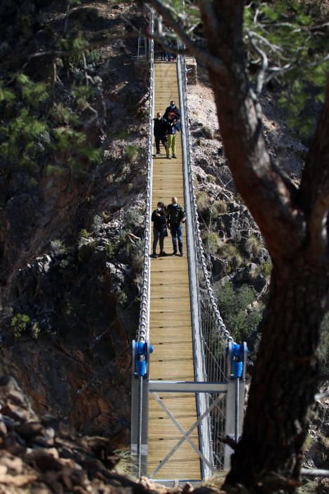 Inauguran el puente colgante de El Saltillo, en la Axarquía