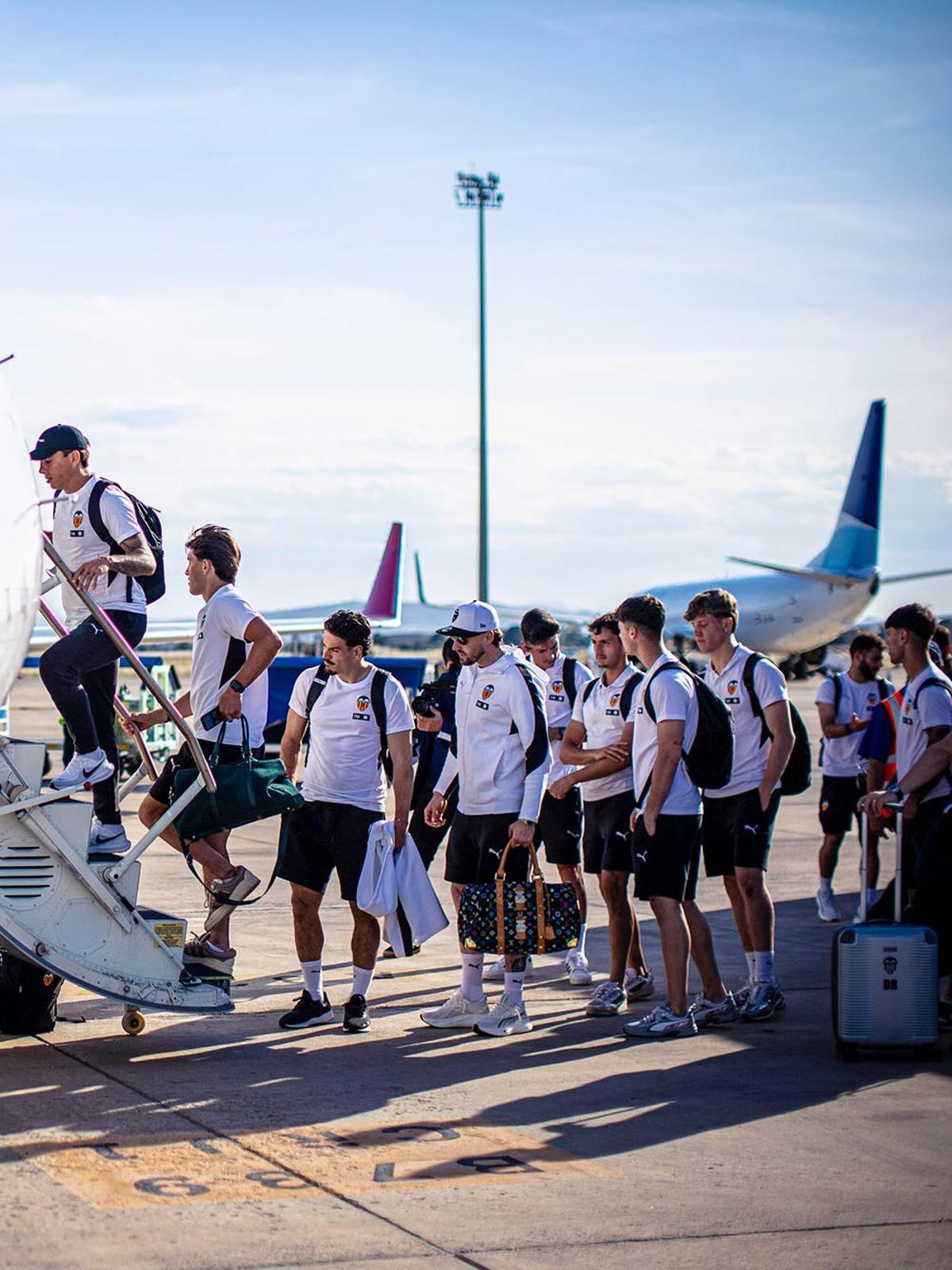 Los jugadores subiendo al avión rumbo a Mallorca