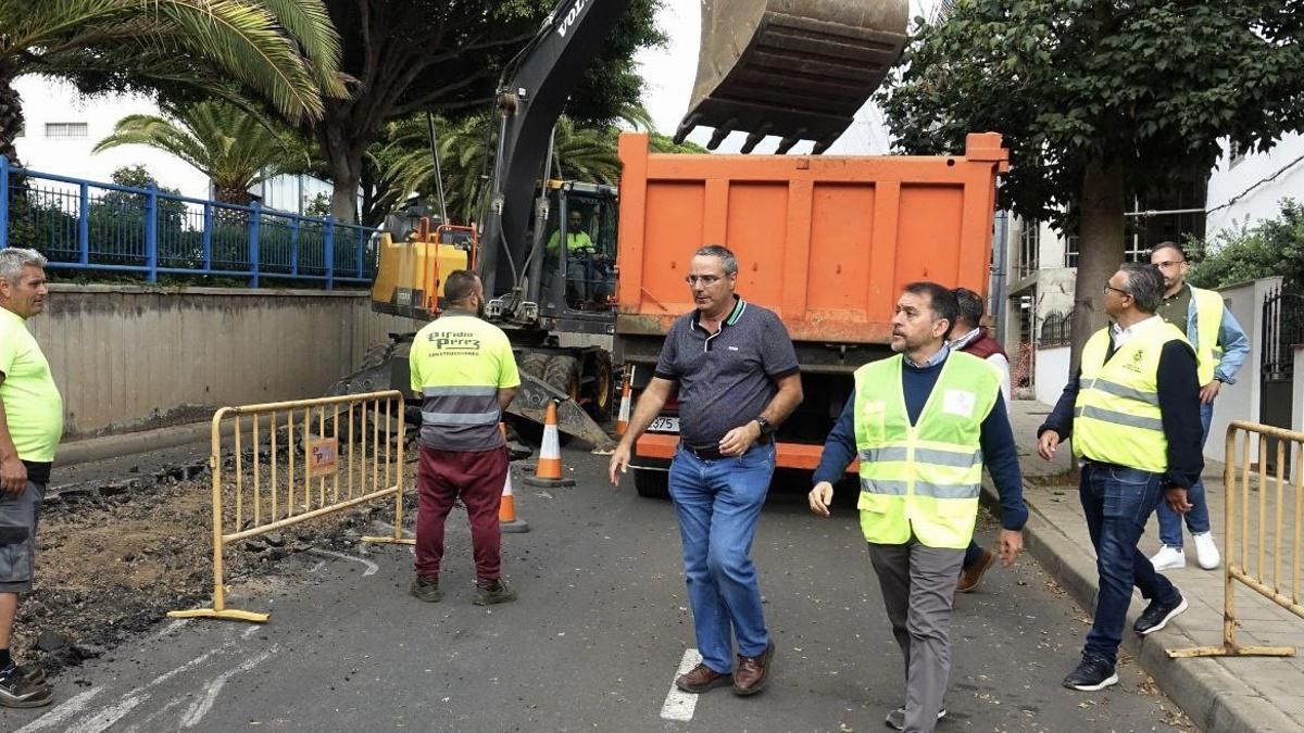 Visita del alcalde a una de las obras ejecutadas en el Distrito Suroeste.