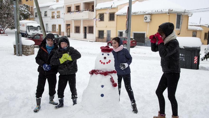 Unos niños juegan con con la nieve en Barranda, Caravaca