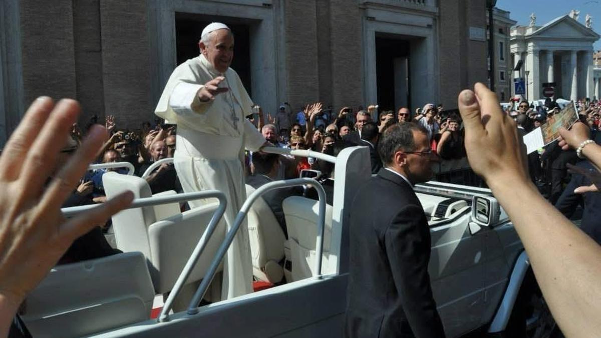 El papa Francisco saluda sobre el 'papamóvil' al poco de ser elegido, en 2013.
