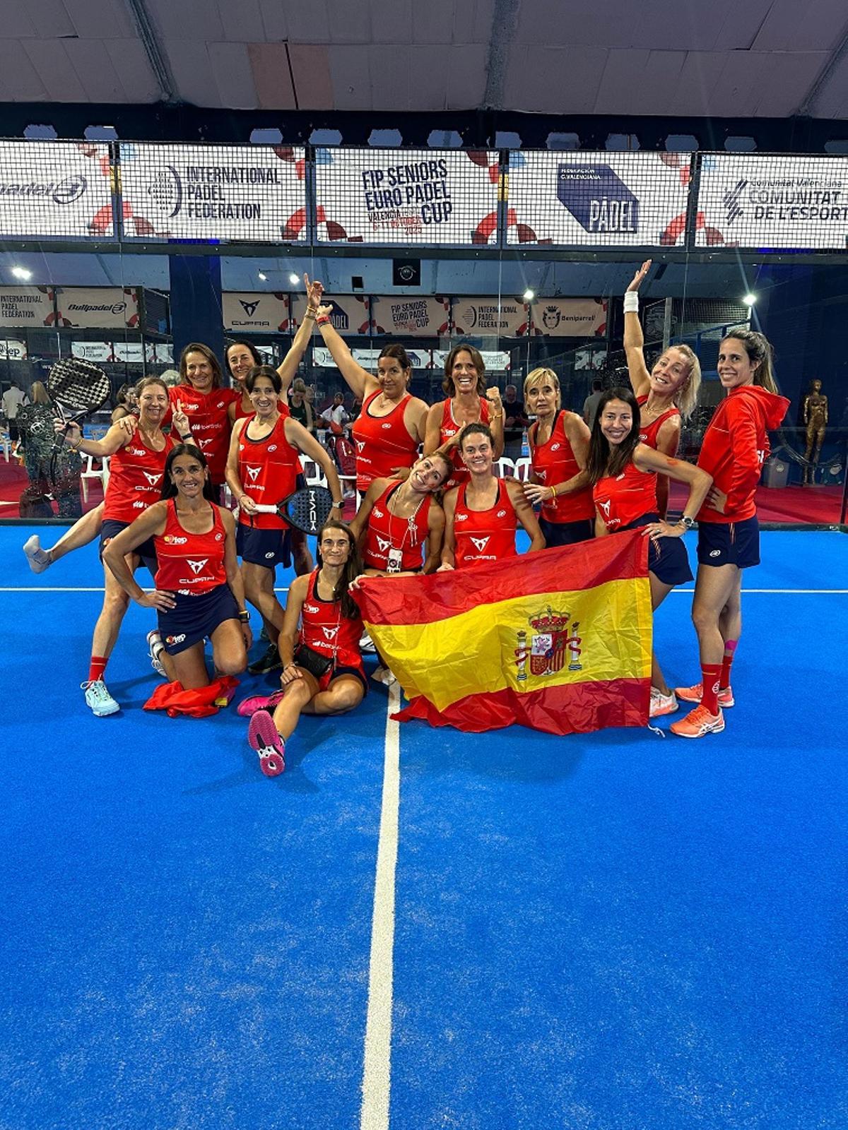 La deportista de Gandia celebra el título junto a sus compañeras de selección