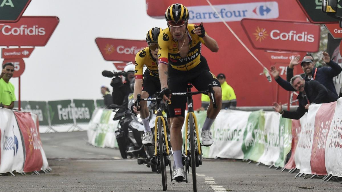 Roglic cruza la meta de El Angliru en 2023.