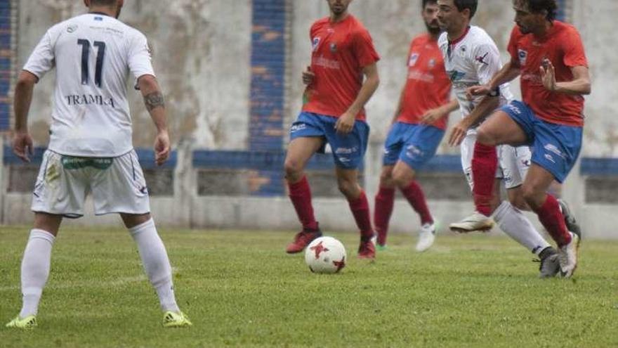 Una acción del partido de ida entre el Langreo y el Colunga.