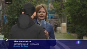 Momento en el que la periodista Almudena Ariza era interrumpida en su conexión en directo por varios ciudadanos en Israel