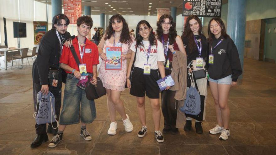 Atlas, Aaron, Paula, Carolina, Clara, Lucía y Carla, en la feria de empleo de Mundos Digitales, este jueves. | Iago López/Roller Agencia