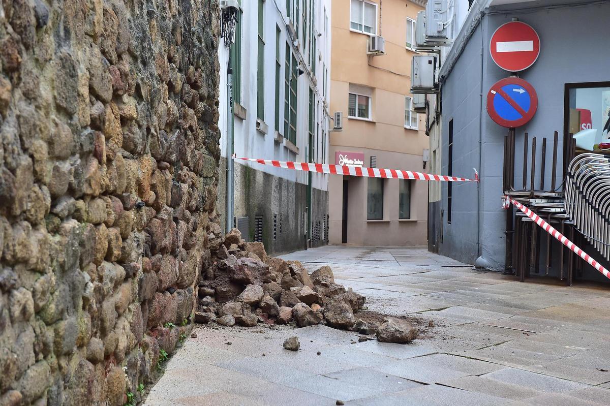 Fotogalería | Derrumbe de parte de la muralla de la puerta del Sol de Plasencia Fotogalería | Derrumbe de parte de la muralla de la puerta del Sol de Plasencia