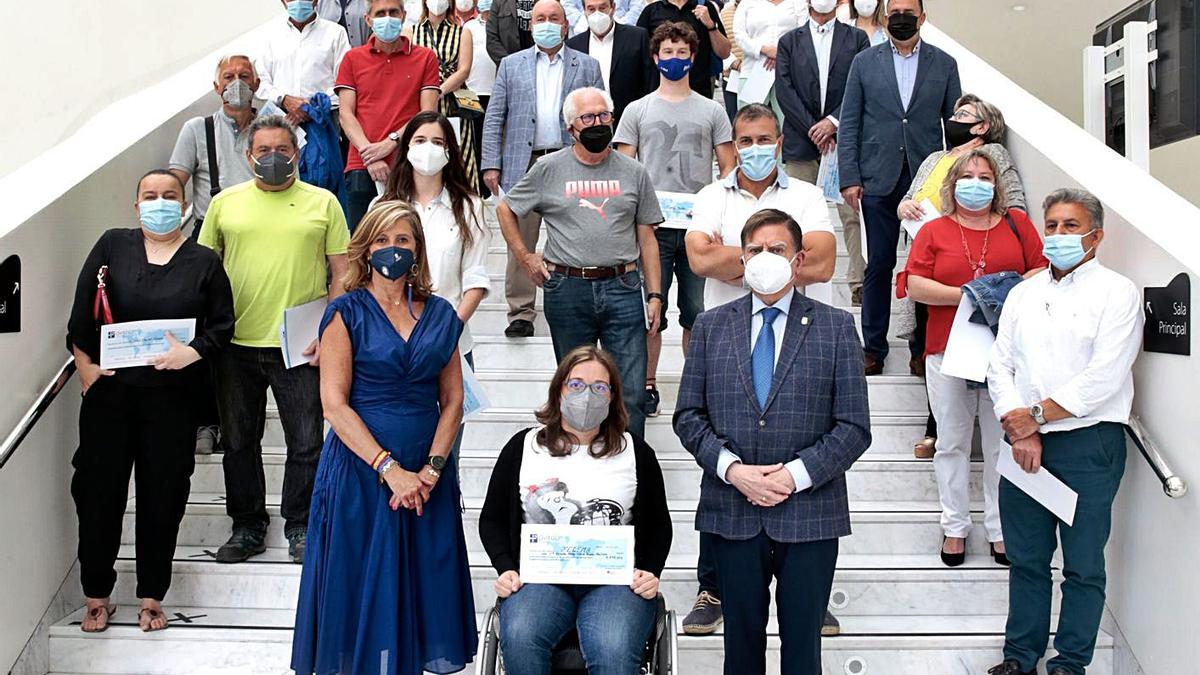 Conchita Méndez, en primer término a la izquierda, y Alfredo Canteli, en la misma fila a la derecha, tras el acto de entrega de subvenciones a los clubes deportivos, junto a los representantes de los mismos. | LNE