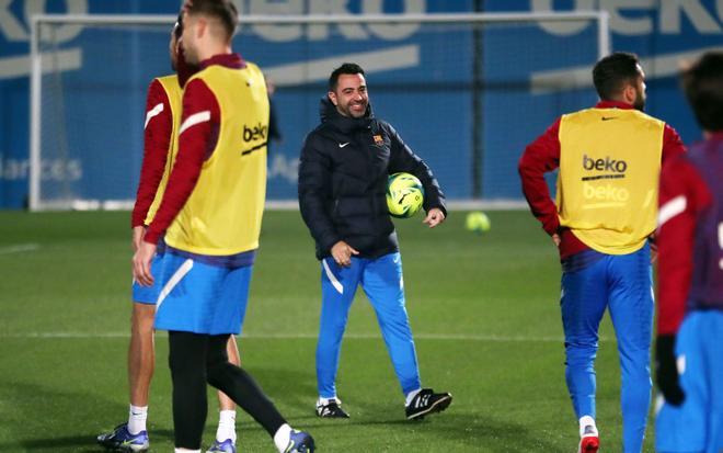 ¡Alegría y buen rollo en el primer entrenamiento al completo con Xavi!