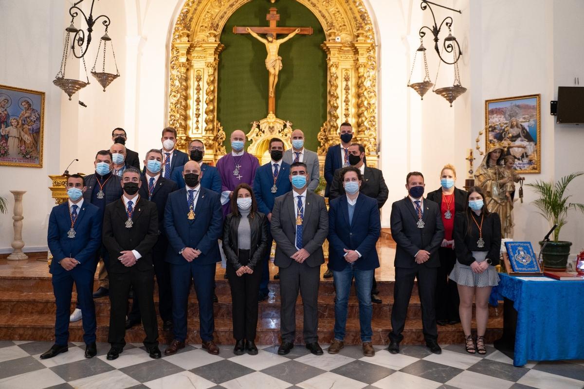 Foto de familia de la nueva junta directiva de la Hermandad de la Virgen del Carmen de Nerja.