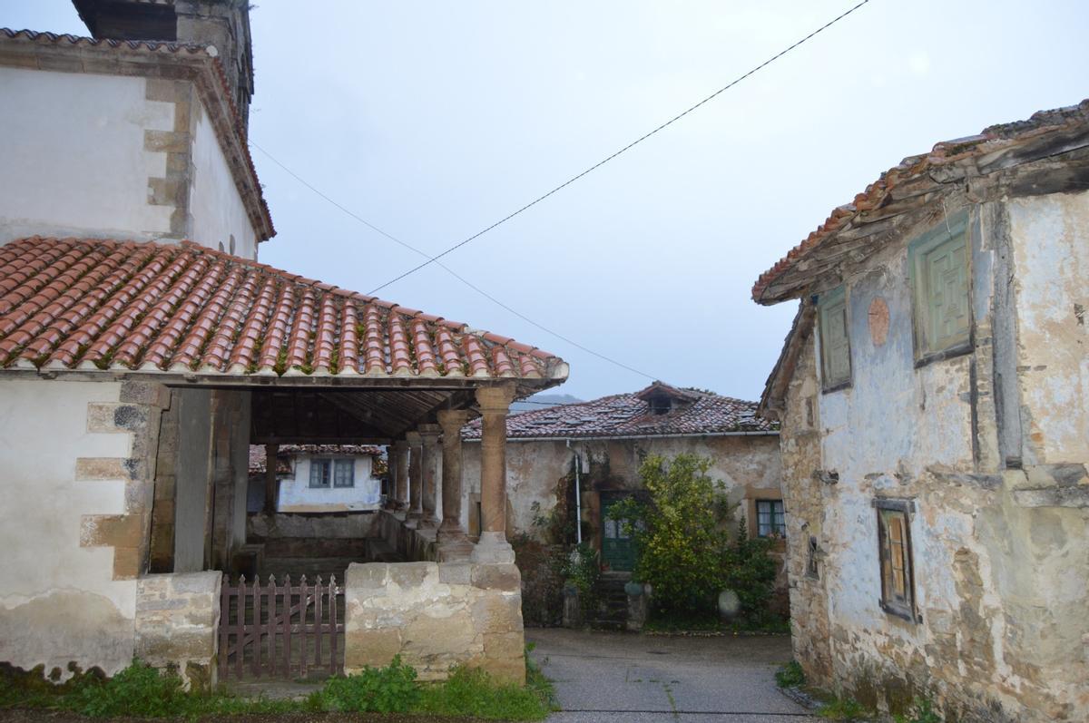 Una vista de Arbazal, con la "casa del reloj" y la iglesia con el oratorio de San Saturnino.