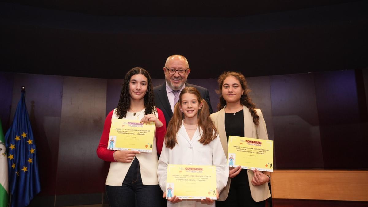 Las ganadoras de la fase provincial, Lourdes García, Alba Carmona y María Jesús Segura, con Manuel Torralbo, rector de la UCO.