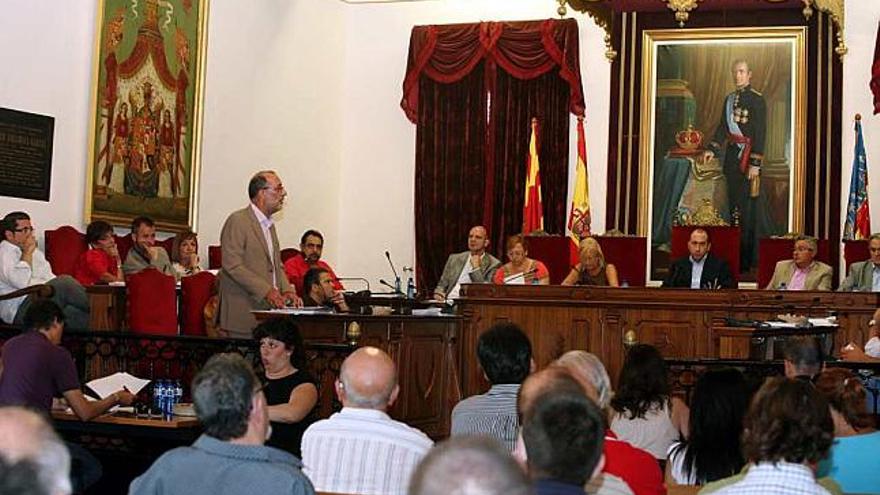 Un momento de la intervención de Emilio Martínez, ayer en el pleno.