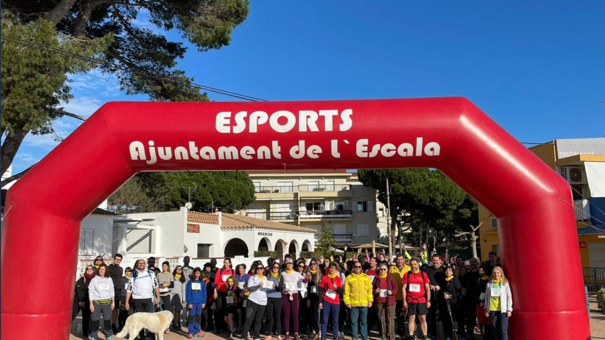 La foto inicial dels participants de la Montgrinada solidària