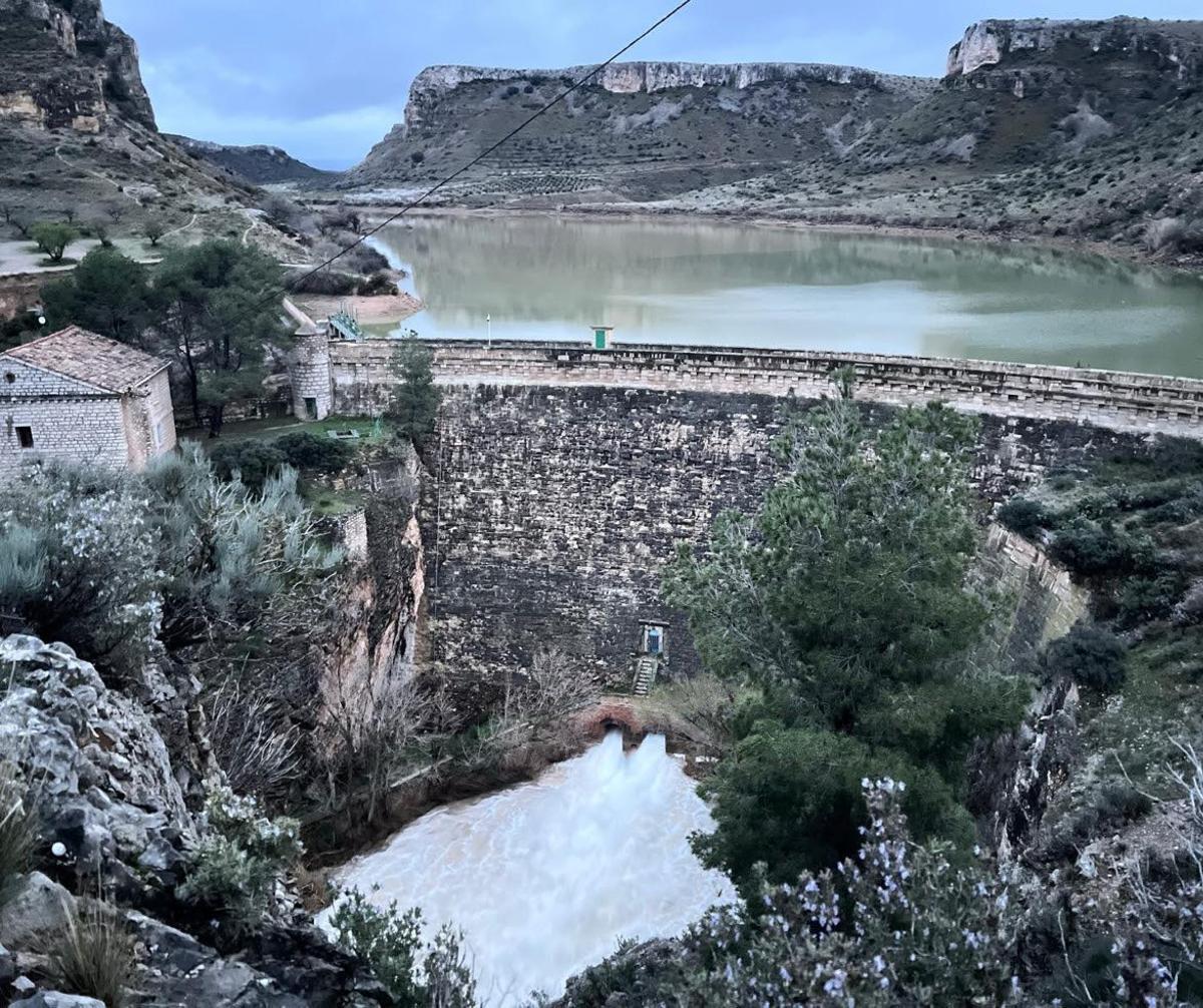 El Embalse de las Torcas se ha llenado, provocando que se tenga que desembalsar agua.