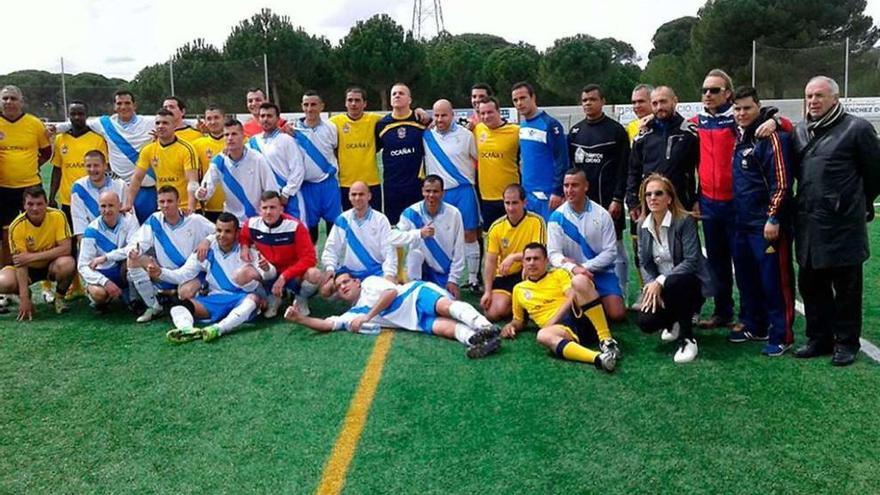 Equipos de fútbol de A Lama y Ocaña I tras el encuentro jugado entre ambos. // RFEF