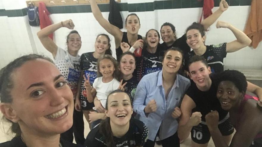 Las jugadoras celebran el triunfo en el vestuario de Carranque.