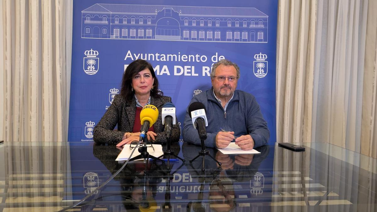 Matilde Esteo y Noclás Valbuena, durante la rueda de prensa sobre la ayuda a domicilio en Palma del Río.