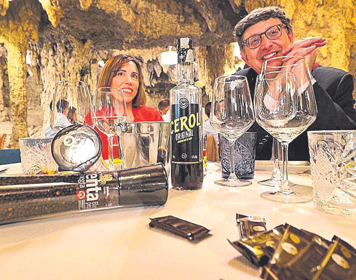 A la derecha, Isabel Calatayud, CEO de Licores Sinc, y Rafa Miralles, de Comuniación del Ayuntamiento de Alcoy.