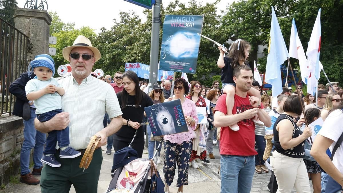Miles de personas toman as rúas de Santiago en defensa do galego