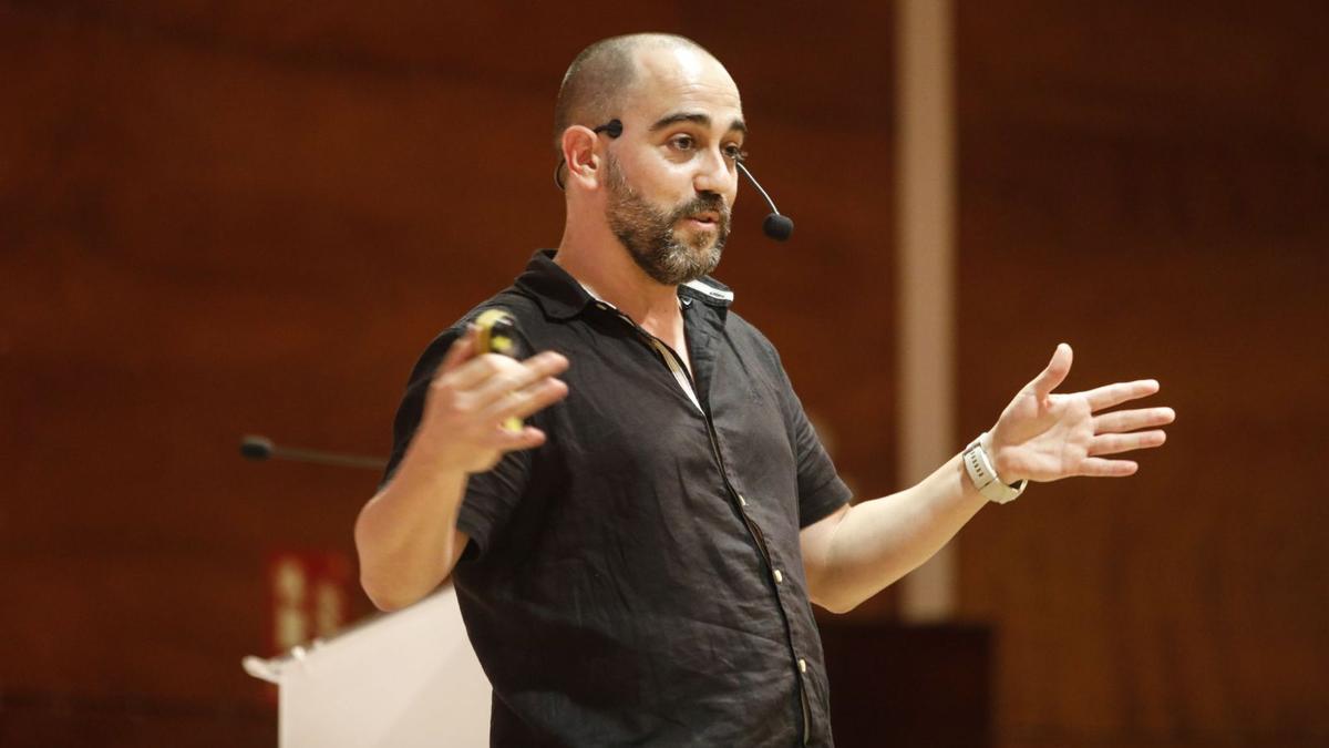 Armando Bastida durante su intervención en la II Jornada Gestionando Familias en el Club Diario de Ibiza. | FOTOS: TONI ESCOBAR