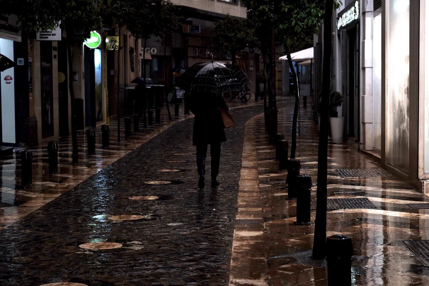 El barro cubre las calles y edificios de Málaga