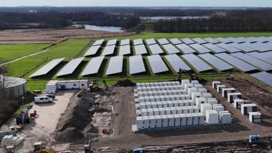 Parque híbrido de baterías y placas solares de Tesla Group en Países Bajos. | Tesla Group