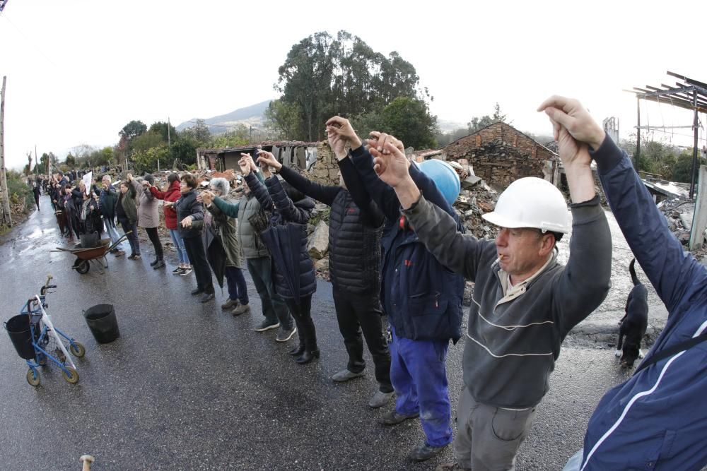 Explosión en Tui (Pontevedra) | Cadena humana para retirar escombros en Paramos