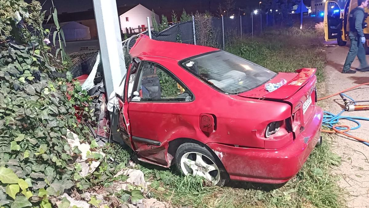 Un coche se estrella contra una farola en Torre Pacheco.