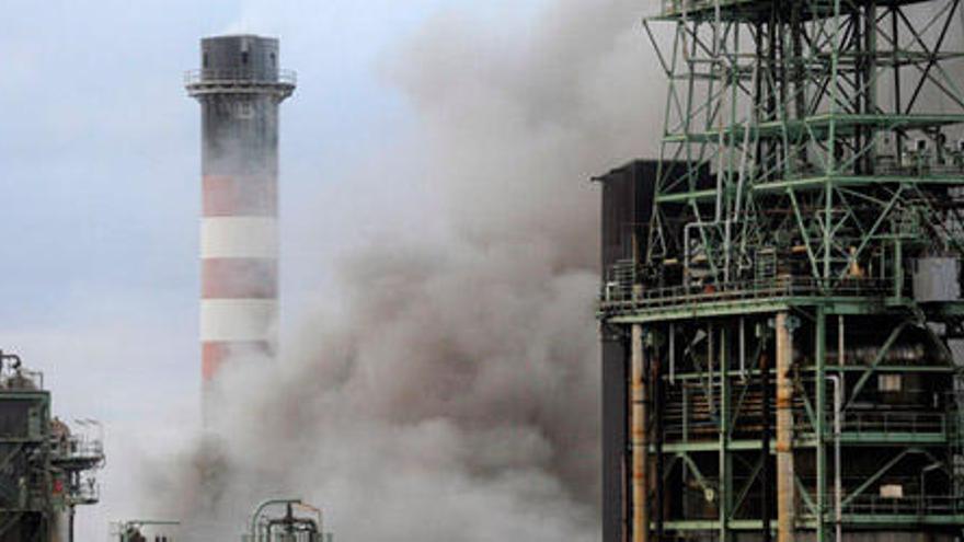 Incendio en la refinería de Repsol en A Coruña.