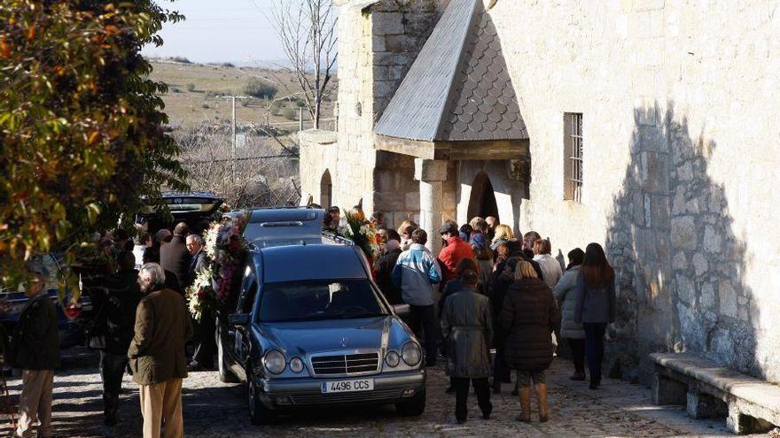 Los coches fúnebres, a su llegada a la iglesia de Muelas del Pan