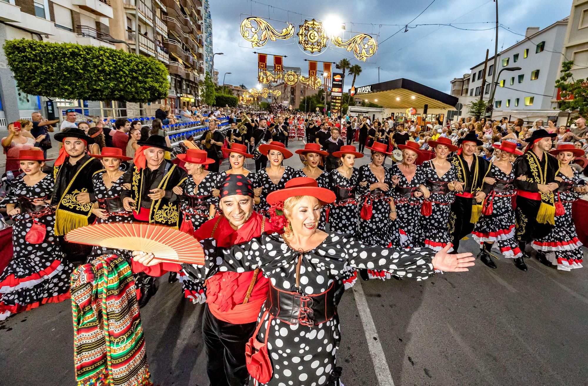 Las once compañías de la cruz recorren las calles ante la atenta mirada del público que volvió a sentir el vibrar de la música | Como en el Desfile moro, el boato lo formaron Reyes que ostentaron el cargo en años anteriore