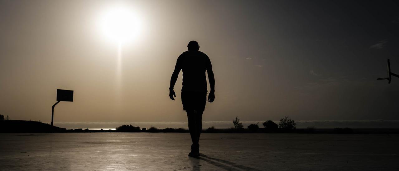 Un hombre juega al baloncesto en un día de asfixiante calor de julio de 2022 en Canarias.