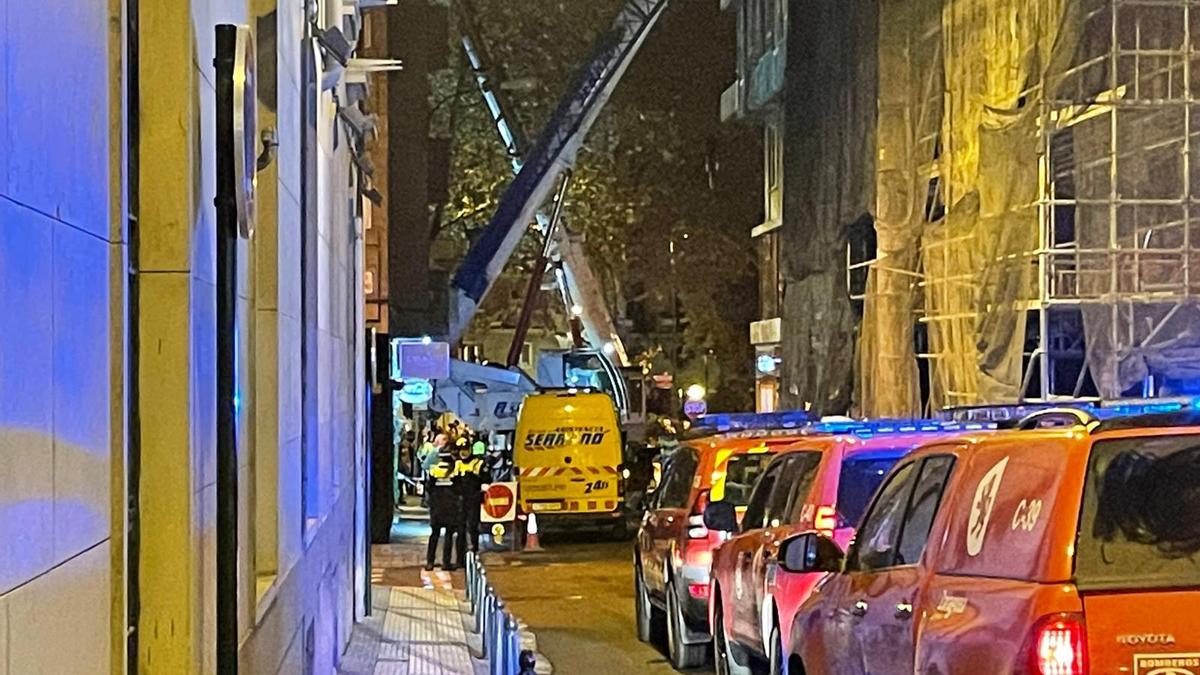 Una grúa vuelca contra una fachada en el centro de Zaragoza