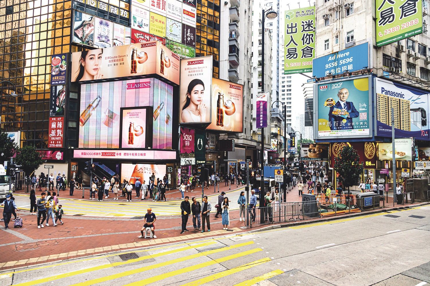 Paso de cebra en el barrio comercial de Causeway Bay.