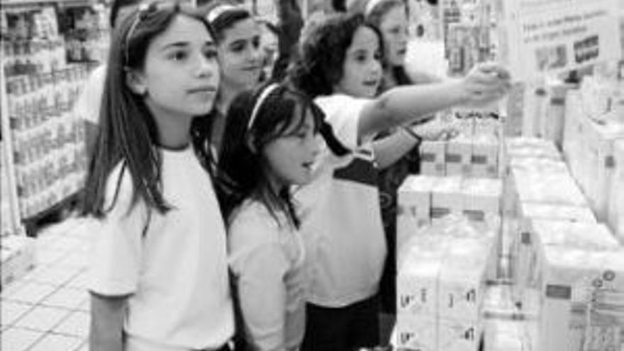 Niños aprenden a ser responsables consumiendo