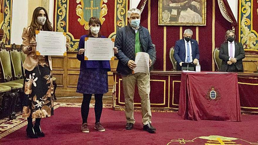 Los premiados, ayer, con el rector, Santiago García Granda, y el vicerrector de Investigación, José Ramón Obeso, al fondo.