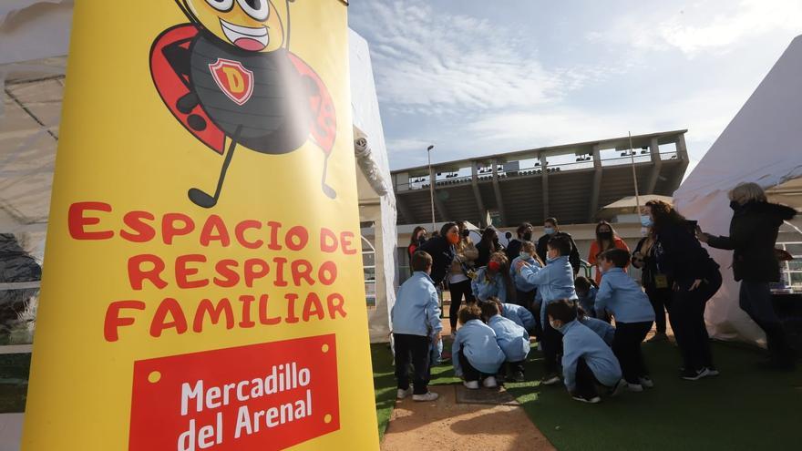 El mercadillo de El Arenal inaugura una ludoteca para los hijos de los vendedores ambulantes
