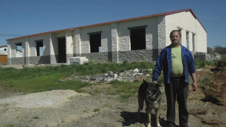 El alcalde de San Juan del Rebollar junto al futuro edificio de usos múltiples.