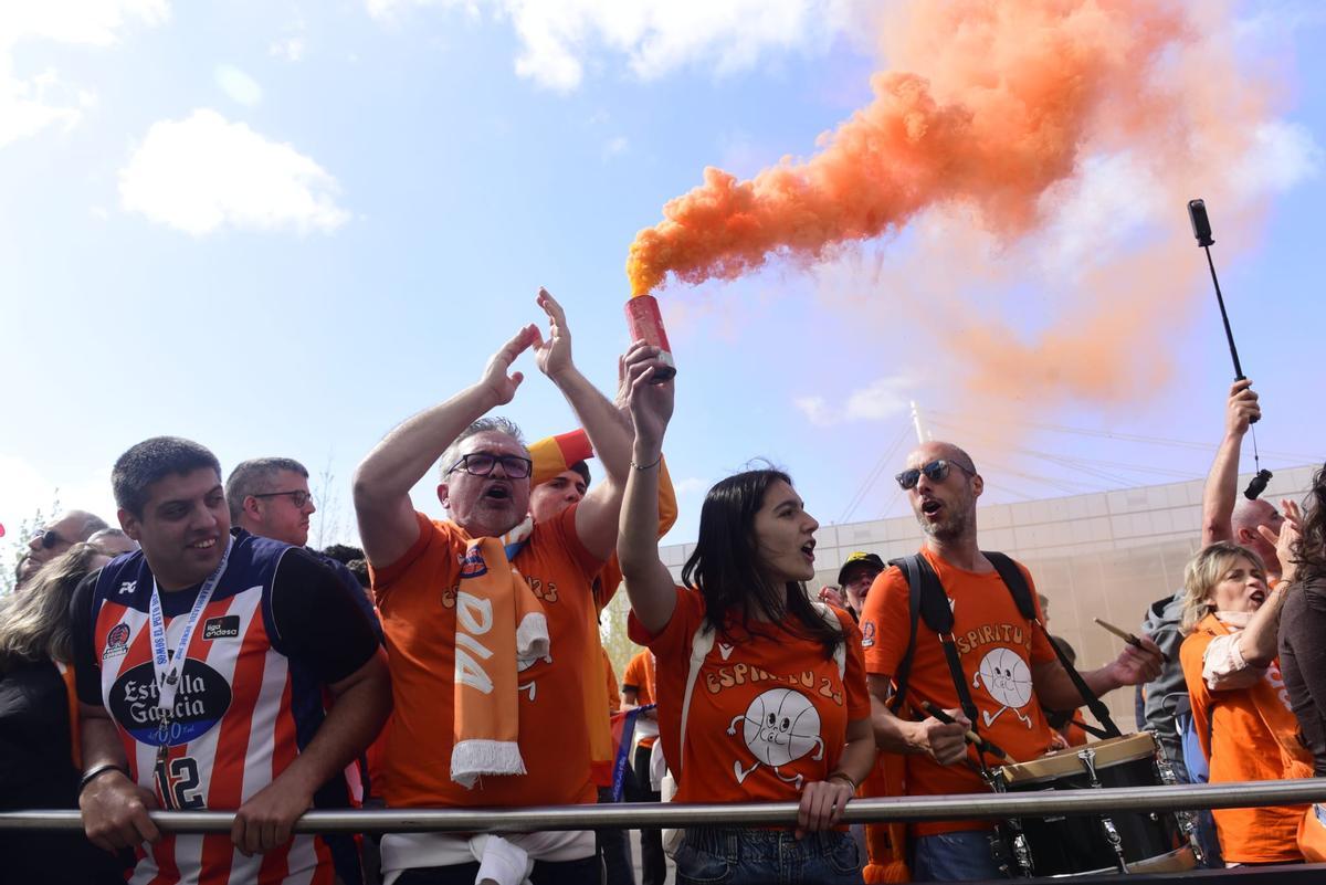 Llegada de los jugadores del Leyma al Coliseum antes del derbi frente al Obradoiro