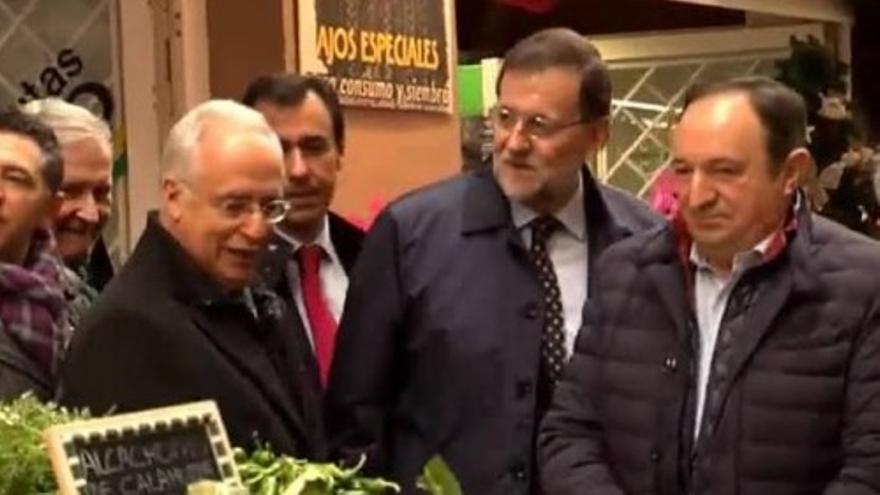 Rajoy, de campaña en una frutería de Logroño que se llama Pedro: "Es de Pedro, el bueno"