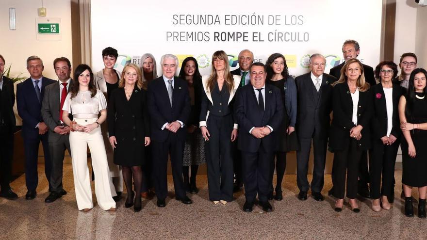En el centro, en la primera fila, Begoña Gómez, entre Gustavo Suárez Pertierra y Ernesto Gasco, con el resto de los galardonados. | Presidencia del Gobierno