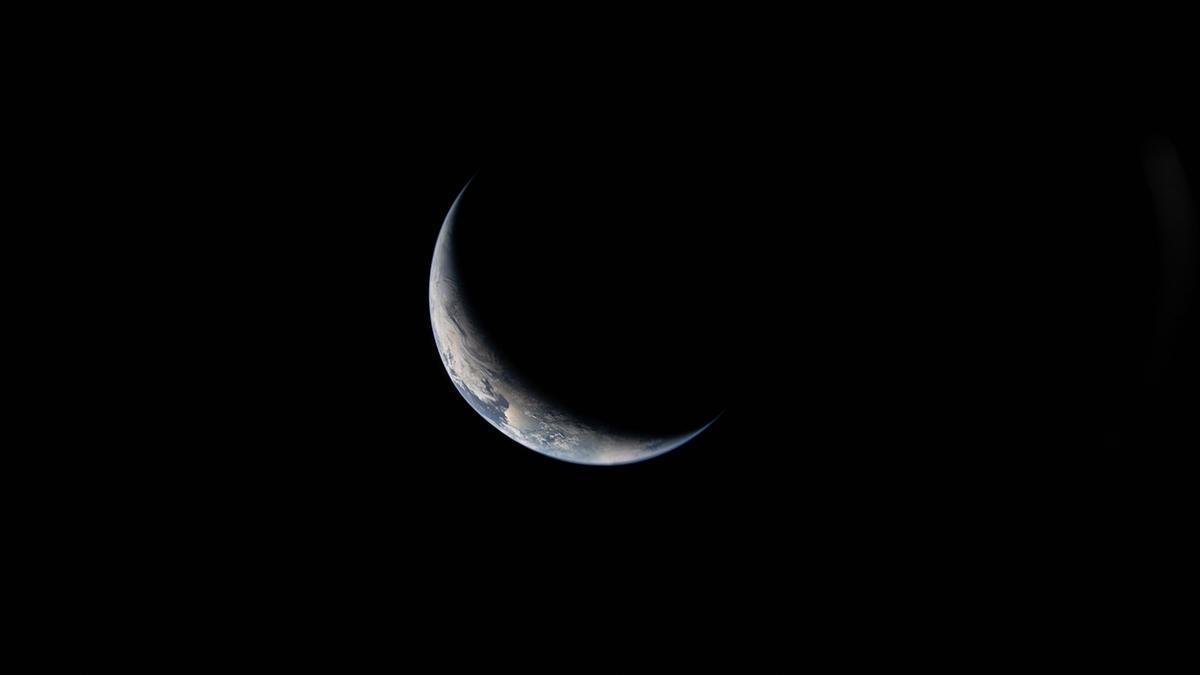 Fotografía de la Tierra compartida este sábado por la NASA junto con el mensaje "Los astronautas de Artemis II ya han recorrido más de la mitad del camino hacia su destino, y los preparativos para el sobrevuelo lunar están en marcha. Durante su viaje alrededor de la cara oculta de la Luna, capturarán imágenes para compartirlas con los científicos (¡y contigo también!)".