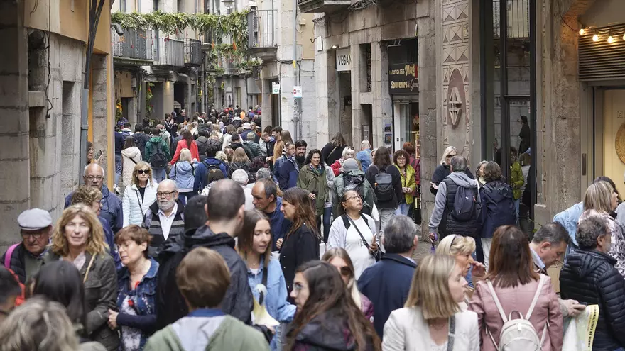 La pluja és la protagonista a l'inici d'un Temps de Flors centrat en la sequera i que porta milers de visitants a Girona