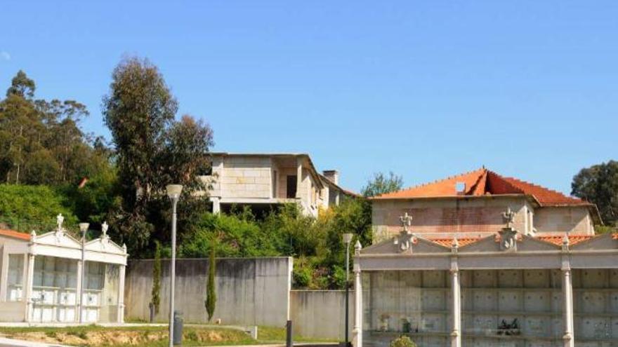 El cementerio y los chalés en Dorrón cuyo expediente investiga el juzgado de Cambados.  // G. Santos