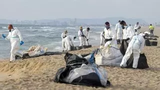 Las playas del sur de Valencia empiezan a recuperarse tras la retirada de 35.000 litros de residuos