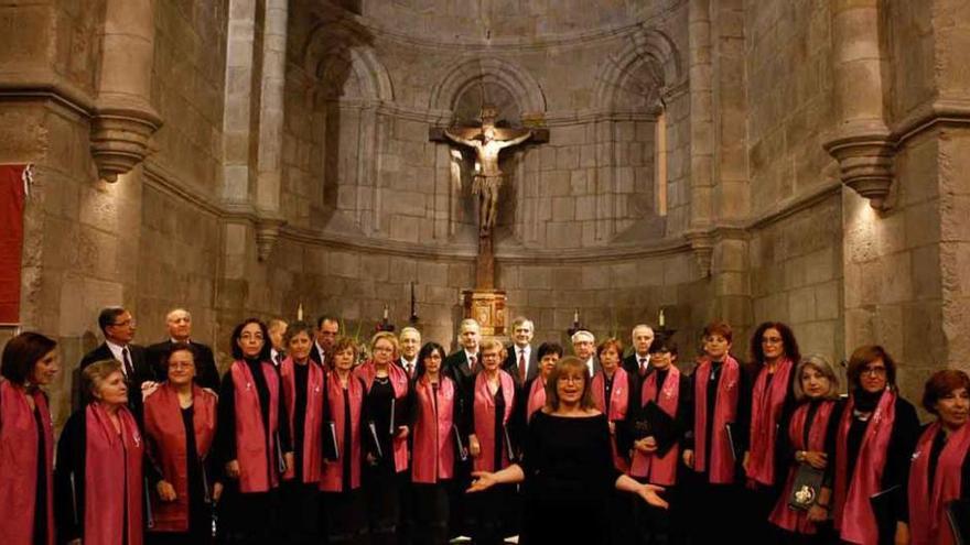 La coral, con su directora, Oksana Kharina a la cabeza, durante su concierto de Navidad de este año, en la iglesia de La Horta.